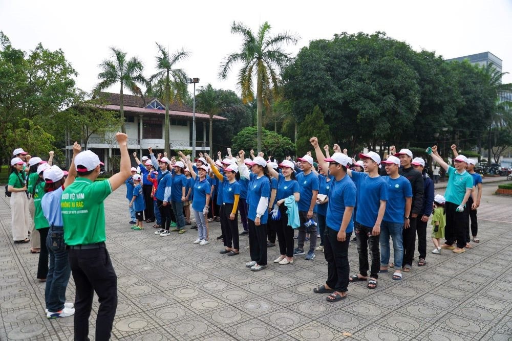 hơn 500 tình nguyện viên là thành viên Hội Yêu Rác Nghệ An, thanh niên phật tử chùa Viên Quang (thuộc xã Nam Thanh - Nam Đàn - Nghệ An) đã cùng tham gia chương trình Clean Day. hơn 500 tình nguyện viên là thành viên Hội Yêu Rác Nghệ An, thanh niên phật tử chùa Viên Quang (thuộc xã Nam Thanh - Nam Đàn - Nghệ An) đã cùng tham gia chương trình Clean Day.
