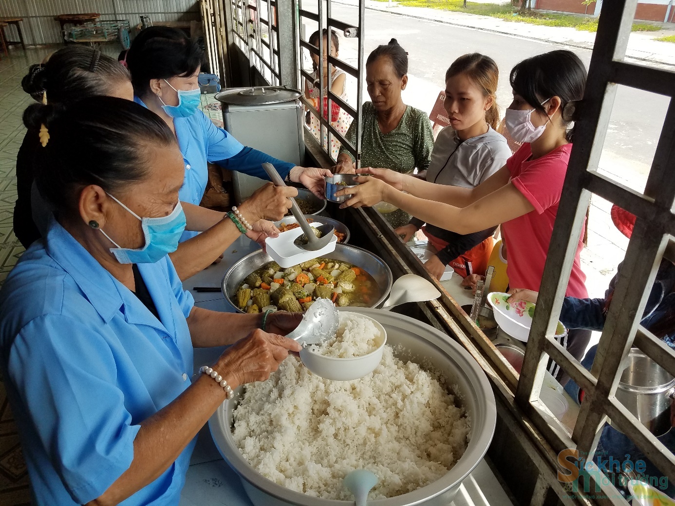 Bếp ăn tình thương của bệnh viện mỗi ngày phục vụ hàng trăm suất ăn miễn phí.