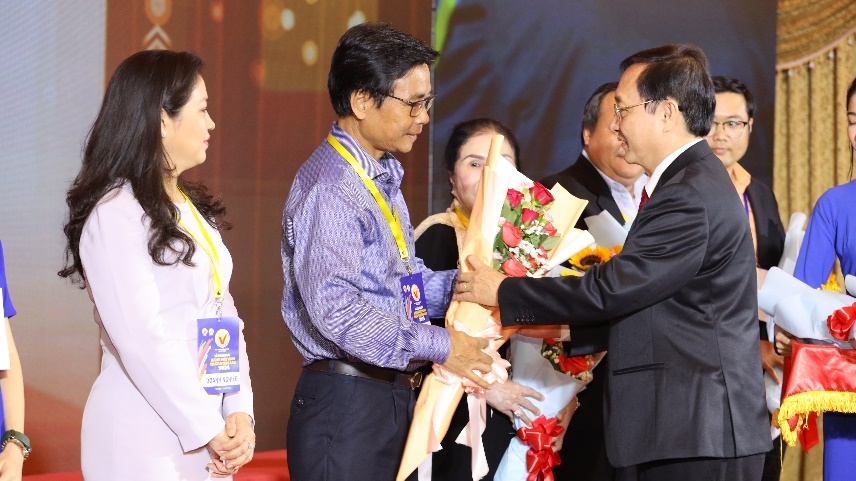 Đại diện Vinamilk nhận hoa vinh danh từ Bộ trưởng Khoa học và Công nghệ Đại diện Vinamilk nhận hoa vinh danh từ Bộ trưởng Khoa học và Công nghệ