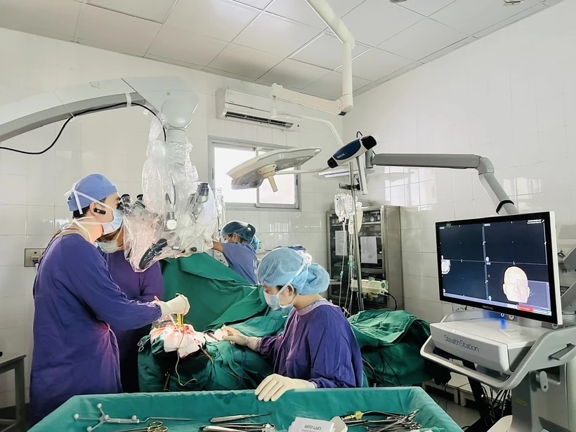 Các bác sĩ thực hiện một ca phẫu thuật cho bệnh nhân. (Ảnh: PV/Vietnam+)