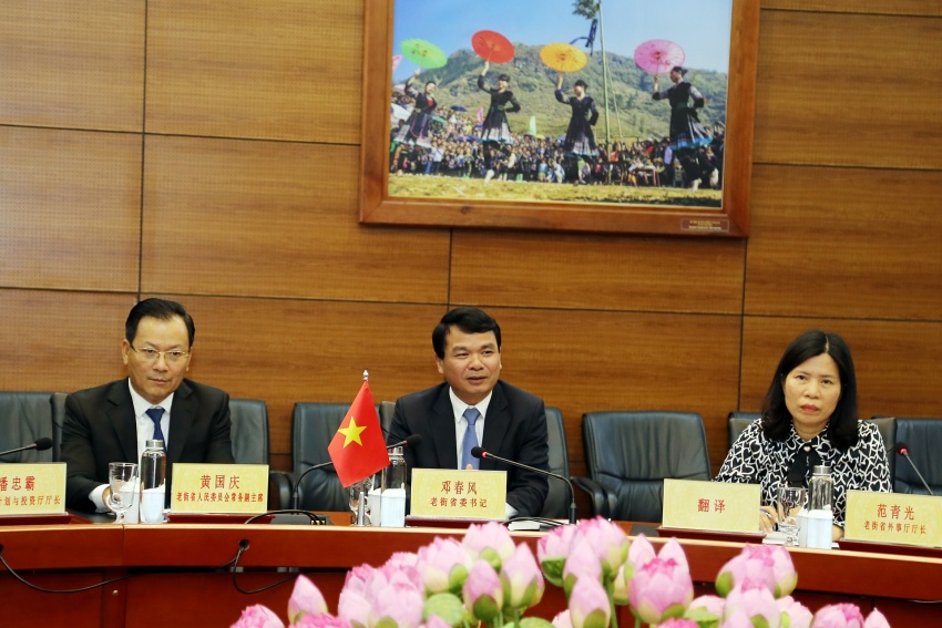 Đồng chí Đặng Xuân Phong - Ủy viên BCH Trung ương Đảng, Bí thư Tỉnh ủy, Trưởng đoàn ĐBQH tỉnh Lào Cai thông tin khái quát tình hình phát triển kinh tế xã hội của tỉnh. Đồng chí Đặng Xuân Phong - Ủy viên BCH Trung ương Đảng, Bí thư Tỉnh ủy, Trưởng đoàn ĐBQH tỉnh Lào Cai thông tin khái quát tình hình phát triển kinh tế xã hội của tỉnh.