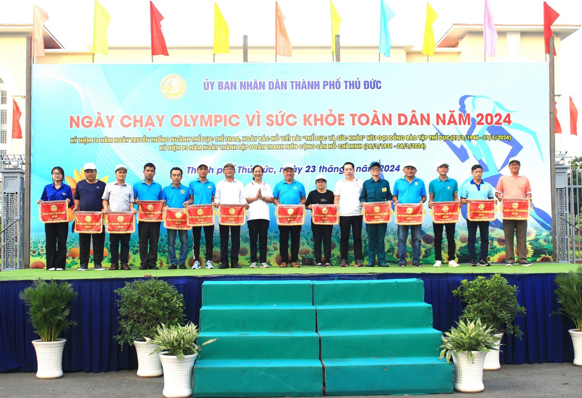 Lãnh đạo TP. Thủ Đức trao cờ lưu niệm cho đại diện các đơn vị tham gia chạy và nhà tài trợ Ảnh: Xuân Vinh