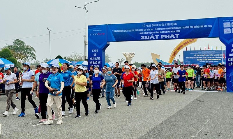 Người dân tham gia chạy hưởng ứng cuộc vận động. 