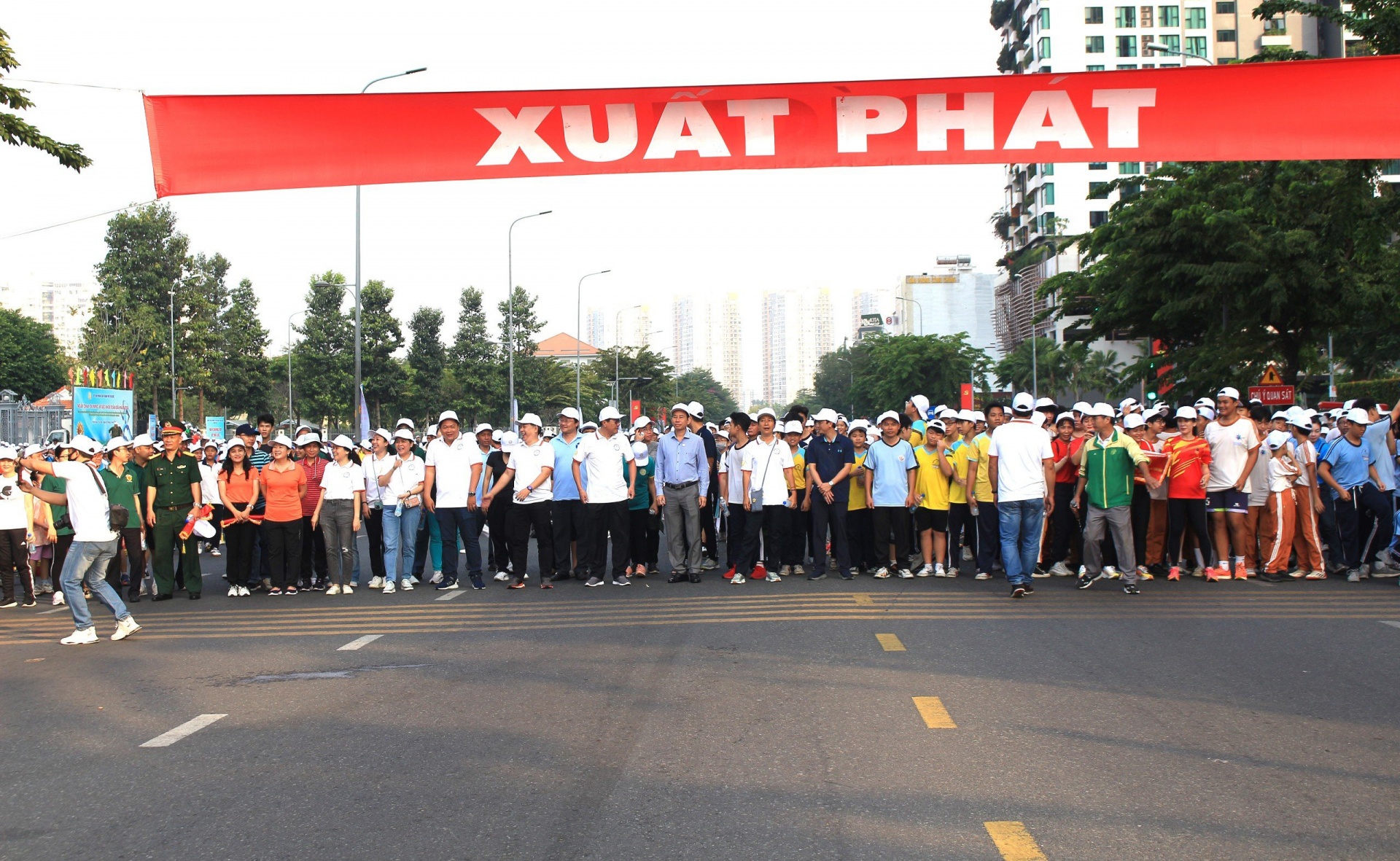 Lãnh đạo và đông đảo người dân tham gia chạy hưởng ứng Ngày chạy Olympic “Vì sức khỏe toàn dân” năm 2024.Ảnh: Xuân Vinh