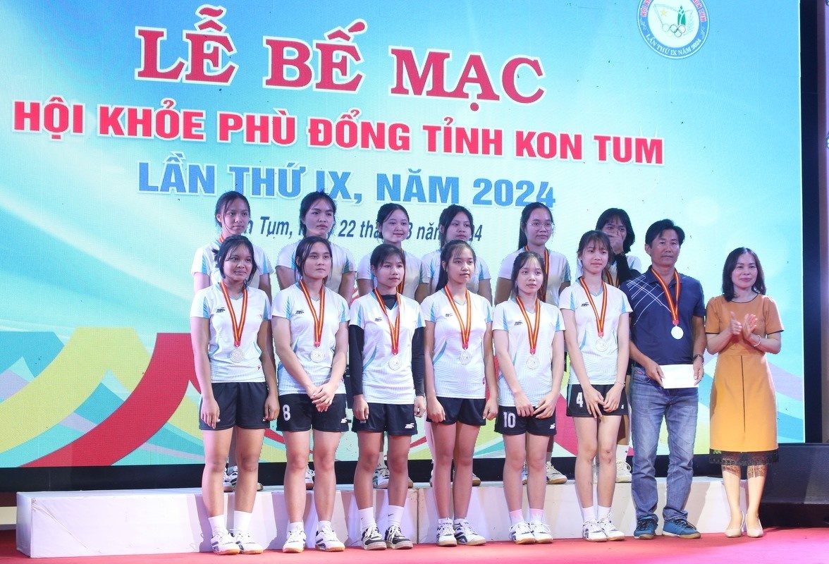 Trao huy chương cho các đội có thành tích xuất sắc 