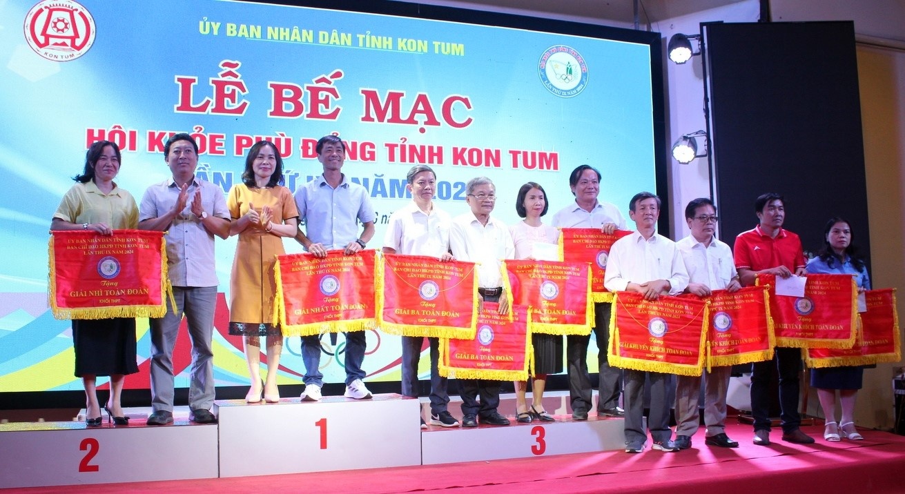 Trao giải toàn đoàn cho cấp Trung học phổ thông