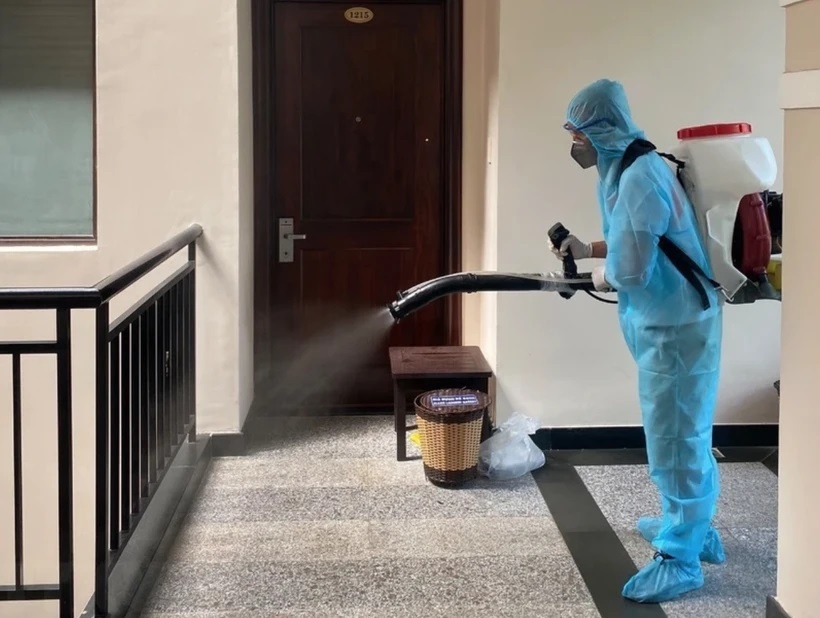 Cán bộ CDC Khánh Hòa tiến hành tiêu độc, khử trùng phòng, chống các dịch bệnh lây nhiễm qua người. (Ảnh: Phan Sáu/TTXVN) Cán bộ CDC Khánh Hòa tiến hành tiêu độc, khử trùng phòng, chống các dịch bệnh lây nhiễm qua người. (Ảnh: Phan Sáu/TTXVN)