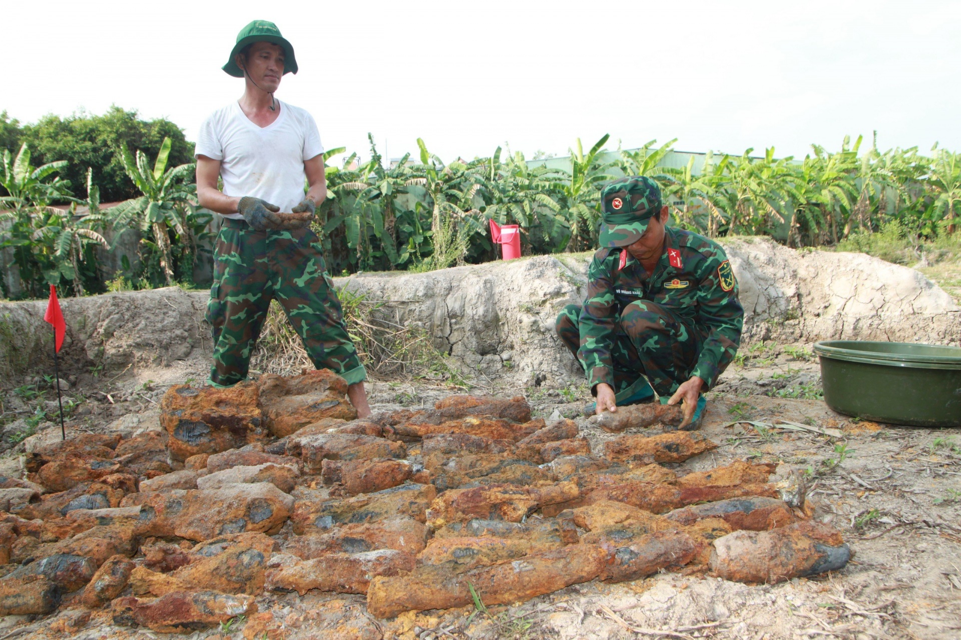 Công binh Hậu Giang đã xử lý an toàn một hố chứa bom