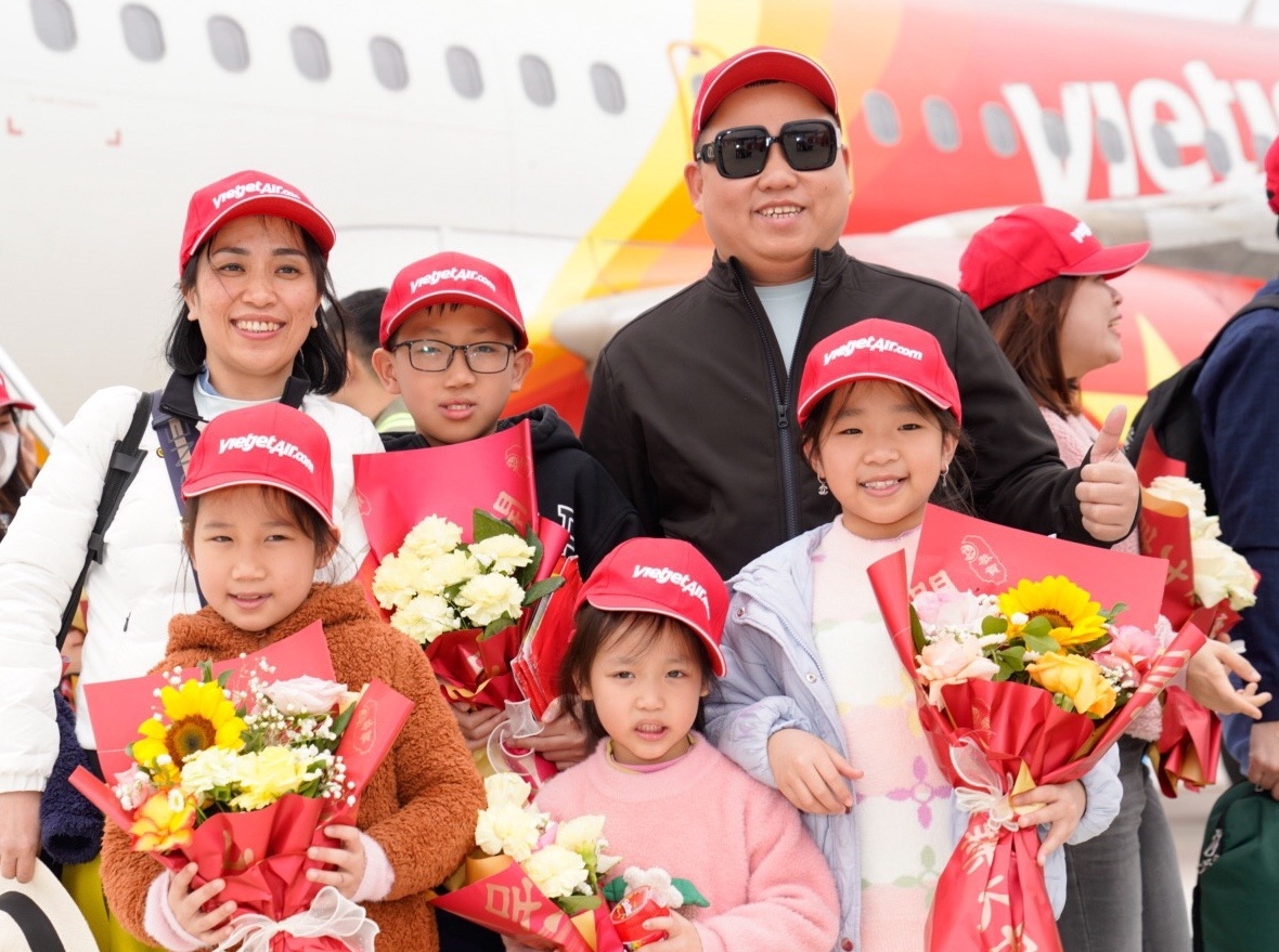 Hành khách vui mừng, háo hức trải nghiệm hành trình bay giữa Hà Nội và Điện Biên của Vietjet
