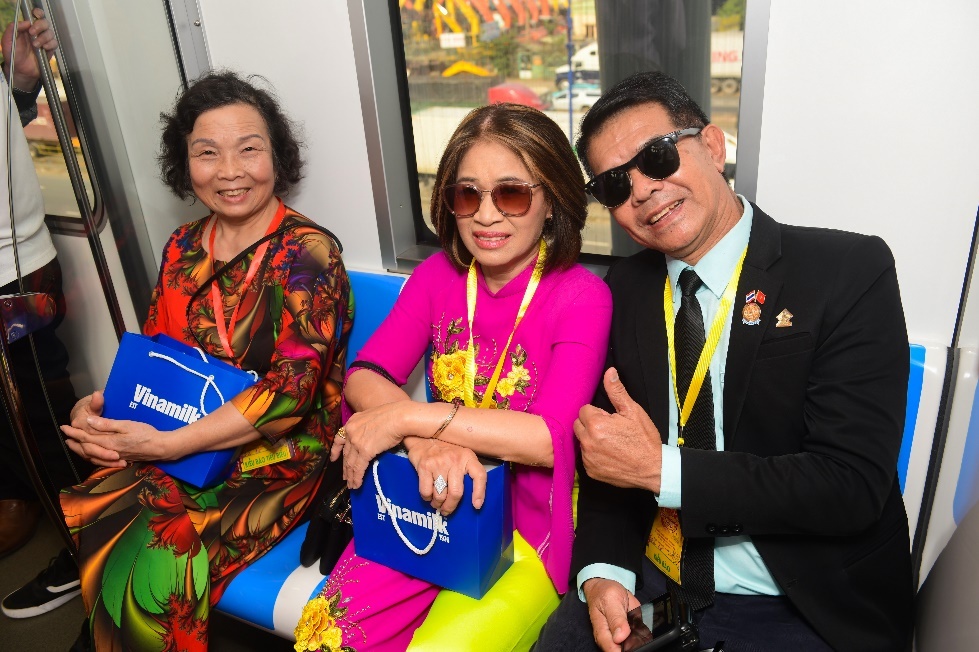 Hàng nghìn sản phẩm Vinamilk “theo chân” kiều bào trải nghiệm tuyến Metro Bến Thành – Suối Tiên