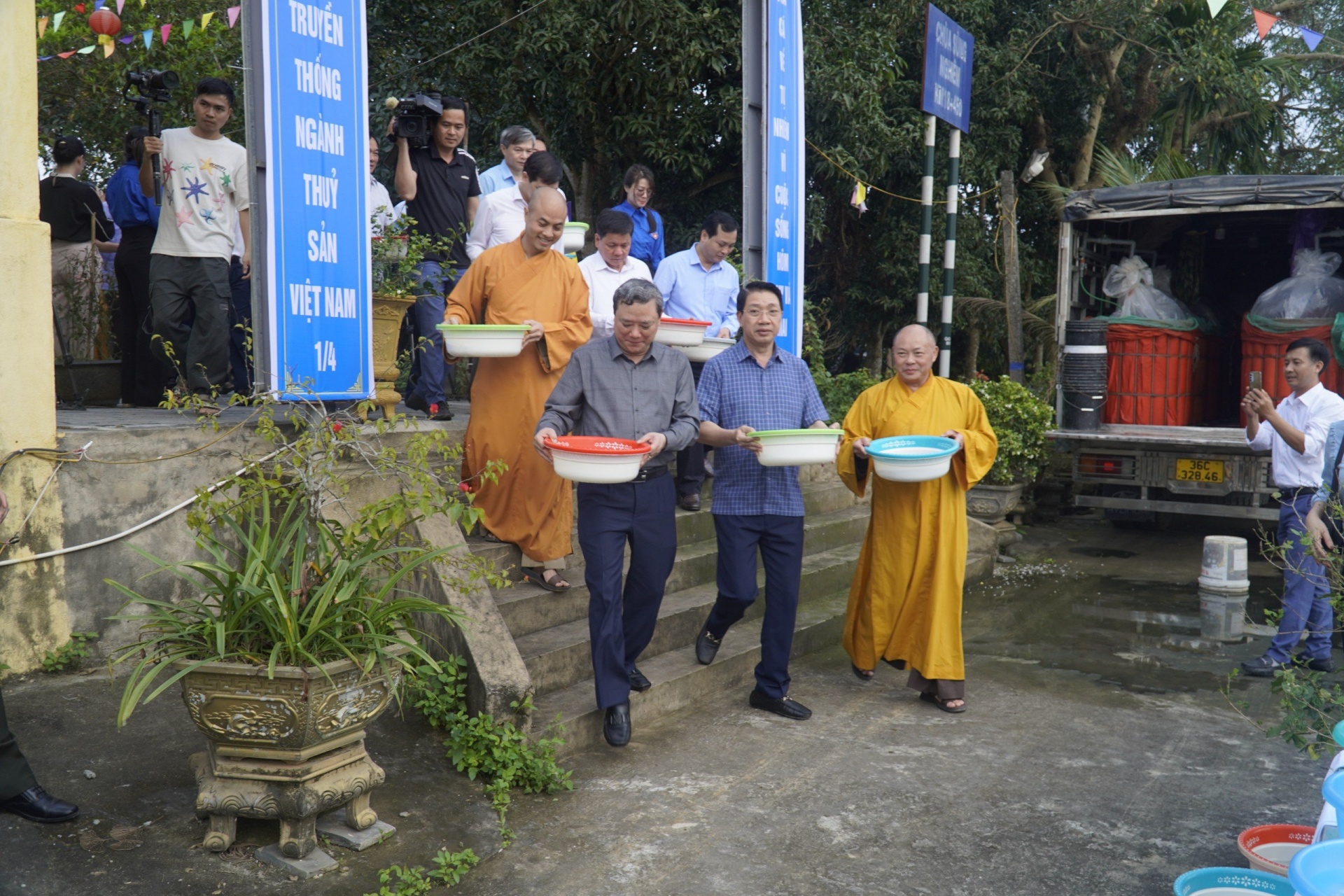 Các đại biểu tham dự buổi lễ