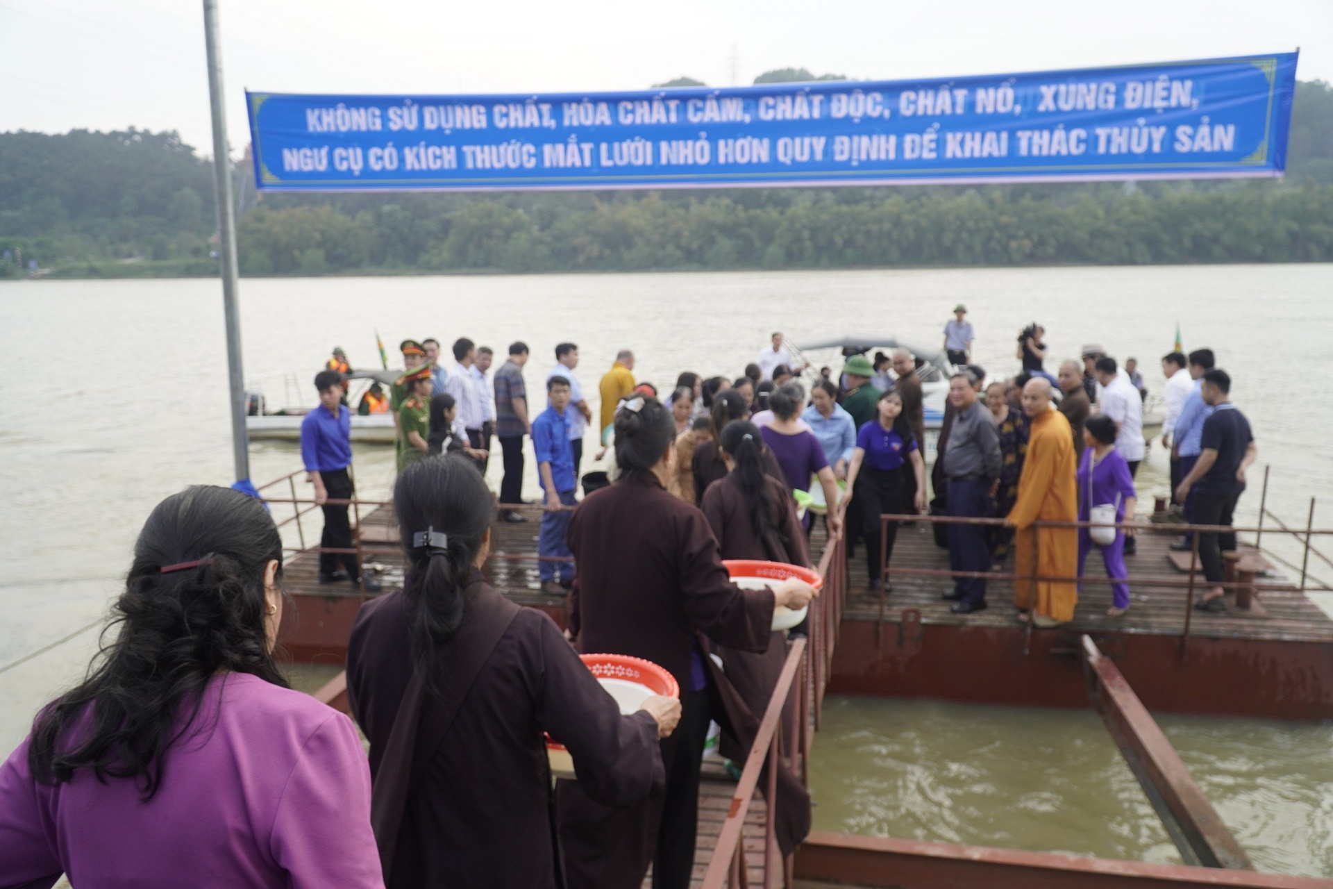 Đông đảo người dân hào hứng tham gia lễ thả cá