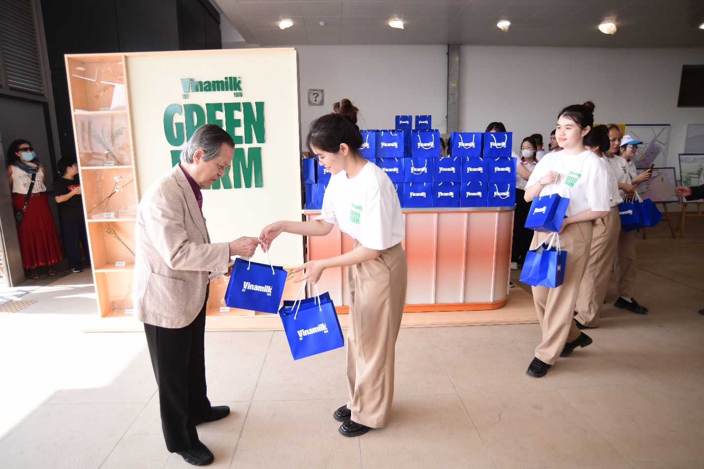Hàng nghìn sản phẩm Vinamilk “theo chân” kiều bào trải nghiệm tuyến Metro Bến Thành – Suối Tiên