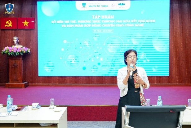 ThS. Nguyễn Thị Minh Lý – nguyên phó Giám đốc Quacert, Tổng cục Tiêu chuẩn  đo lường Chất lượng, Chủ nhiệm nhiệm vụ, chia sẻ tại lớp Tập huấn và chụp ảnh cùng Ban Lãnh đạo Hội Nữ trí thức Đồng Nai 