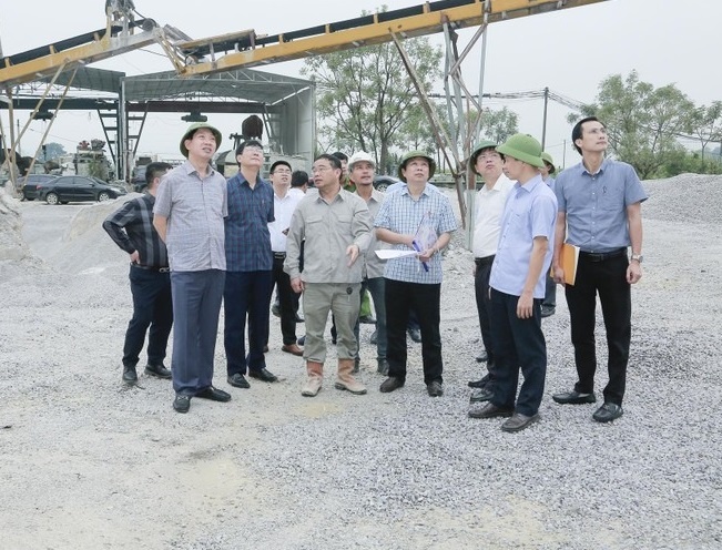 Phó Chủ tịch UBND tỉnh Thanh Hóa Lê Đức Giang cùng các sở ngành liên quan kiểm tra hiện trường mỏ đá của Công ty cổ phần Xây dựng đô thị 5