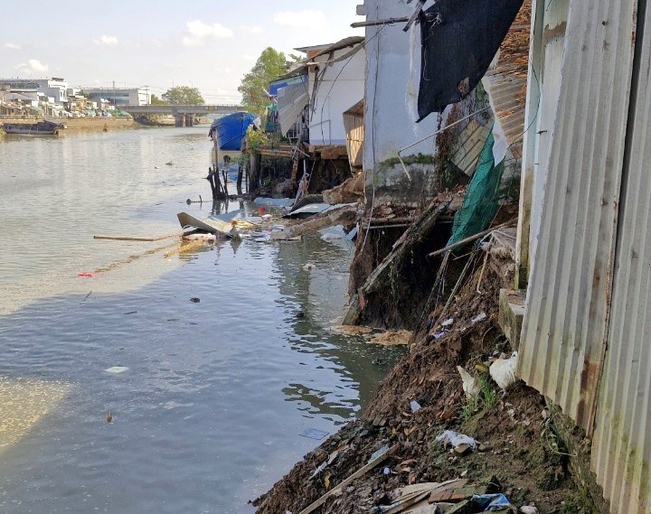 Cần Thơ sạt lở bủa vây nhiều nhà dân bị trôi xuống sông