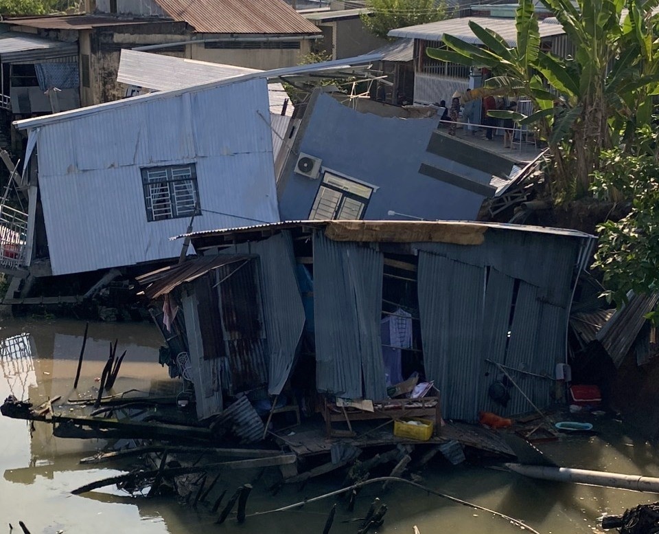 Cần Thơ sạt lở bủa vây nhiều nhà dân bị trôi xuống sông