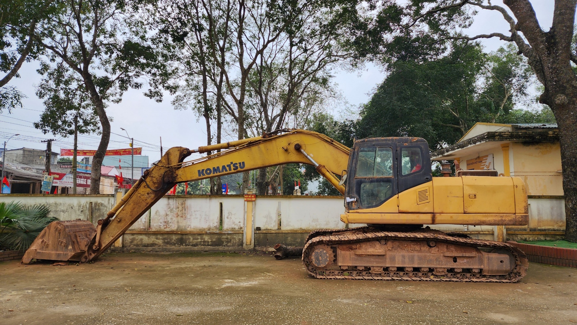 Máy xúc nhãn hiệu Komatsu bị tịch thu tại trụ sở UBND xã Thành Tân
