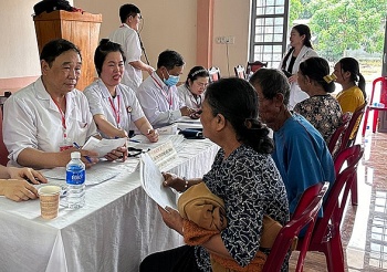 hoi nam y viet nam kham va cap thuoc mien phi cho nguoi dan tinh gia lai