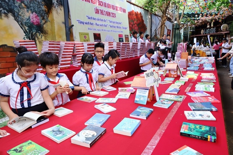 Các em học sinh hưởng ứng Ngày sách