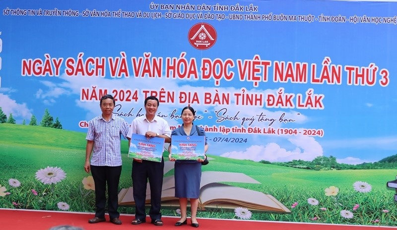 Doanh nghiệp trao tặng tủ sách cho trường học ở huyện Ea Súp