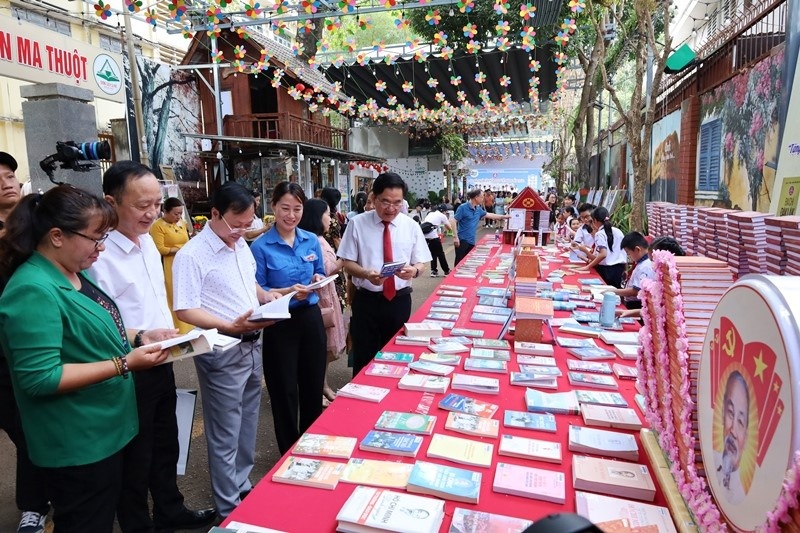 Đại biểu tham quan gian hàng giới thiệu sách của Thư viện tỉnh