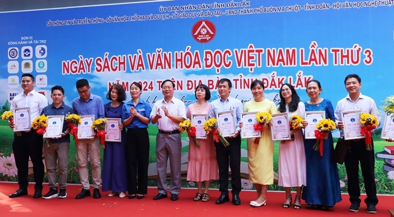 Ban Tổ chức tặng hoa và thư cảm ơn cho các đơn vị tài trợ đồng hành