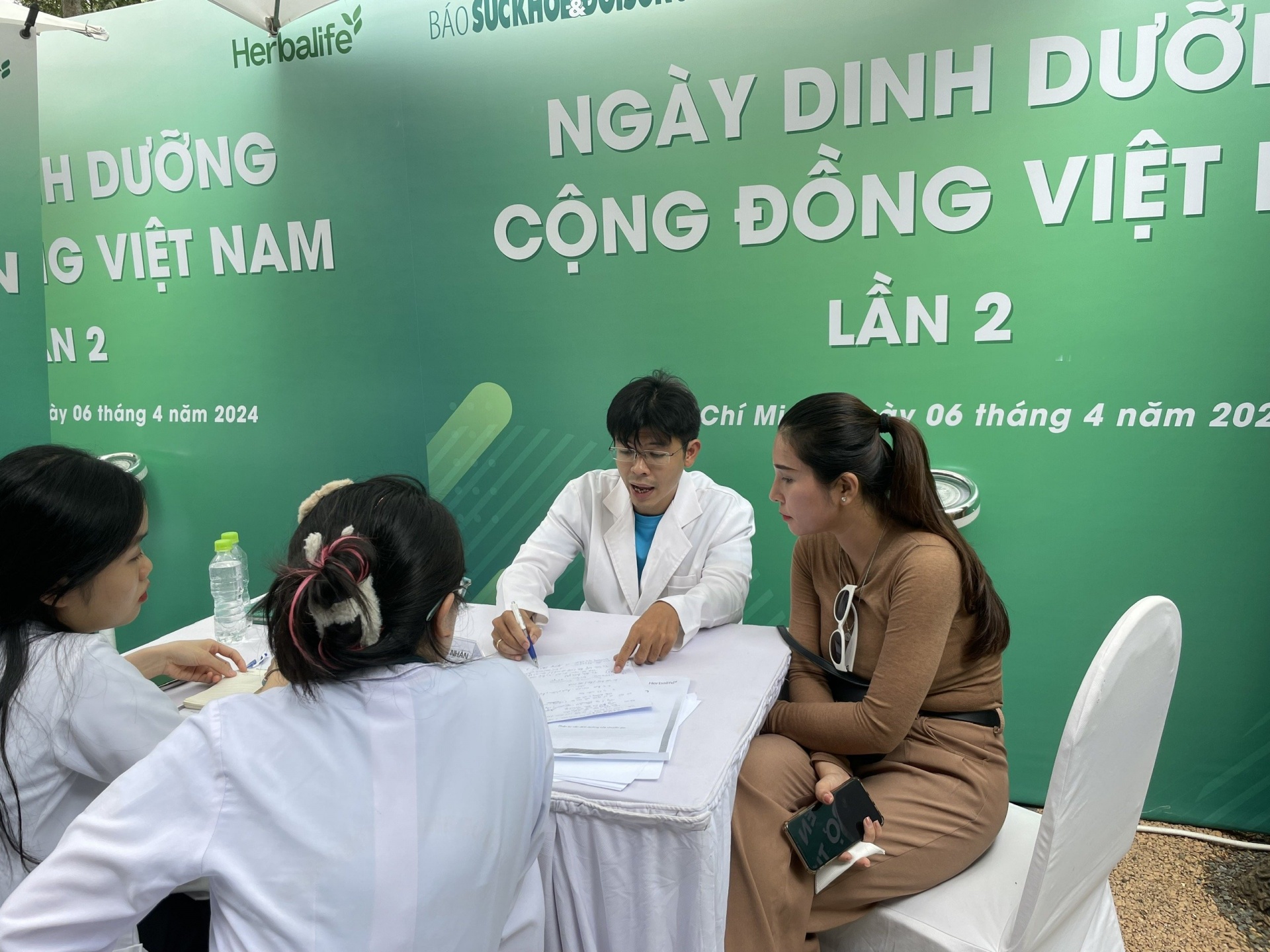 Các chuyên gia khám và tư vấn cho người dân tham gia chương trình.