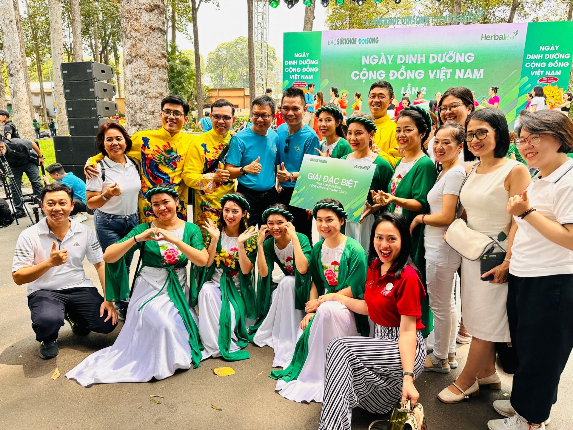 Các đội đạt giải chụp ảnh lưu niệm cùng ban tổ chức.