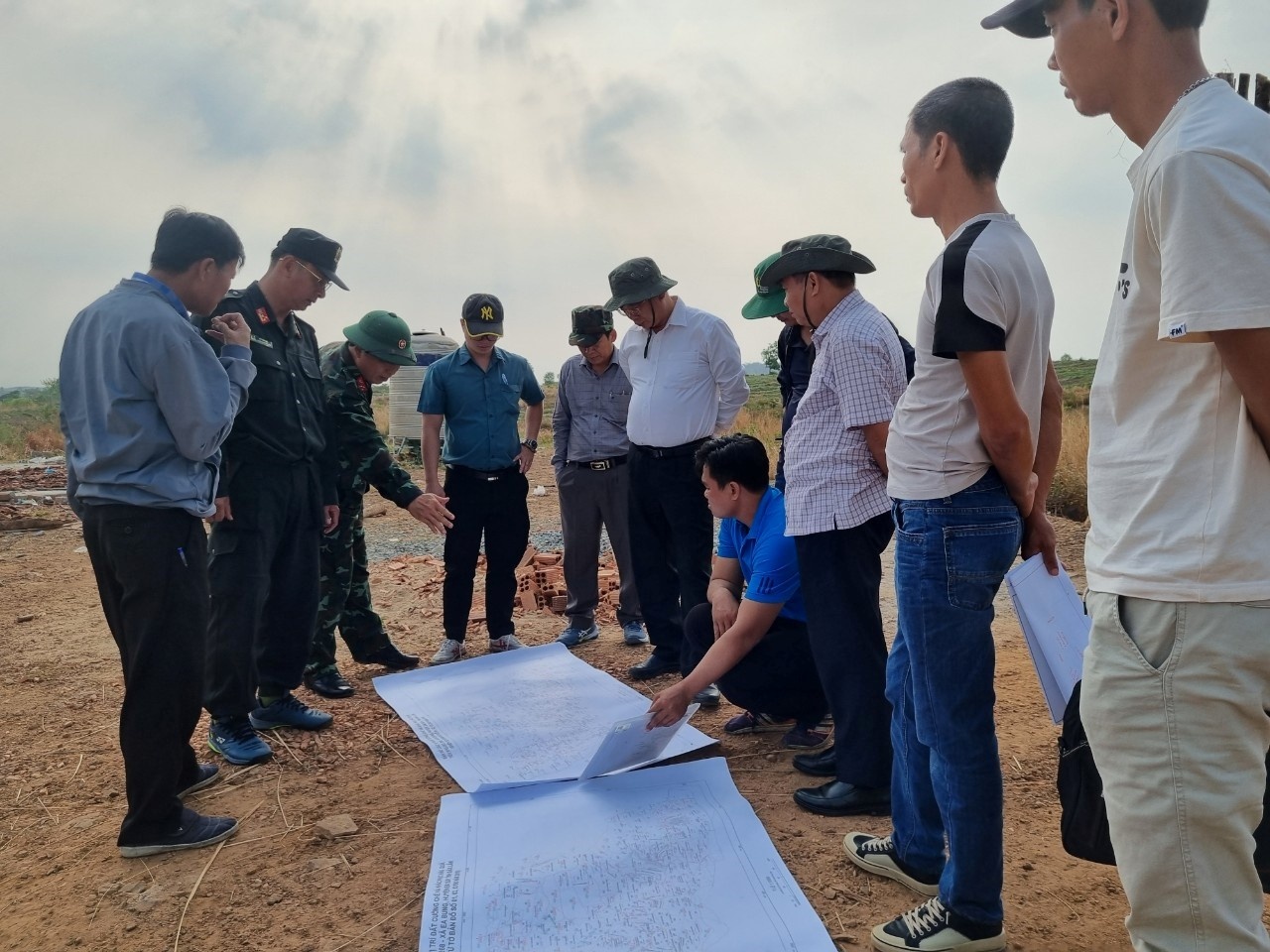 Các đồng chí lãnh đạo huyện đi thực địa nắm tình hình chuẩn bị cho công tác cưỡng chế và khắc phục hậu quả tại tiểu khu 267, 268 xã Ea Bung