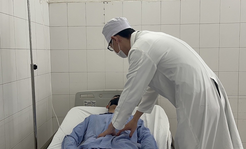 Phẫu thuật lấy mắt xích máy cưa trong ổ bụng bệnh nhân