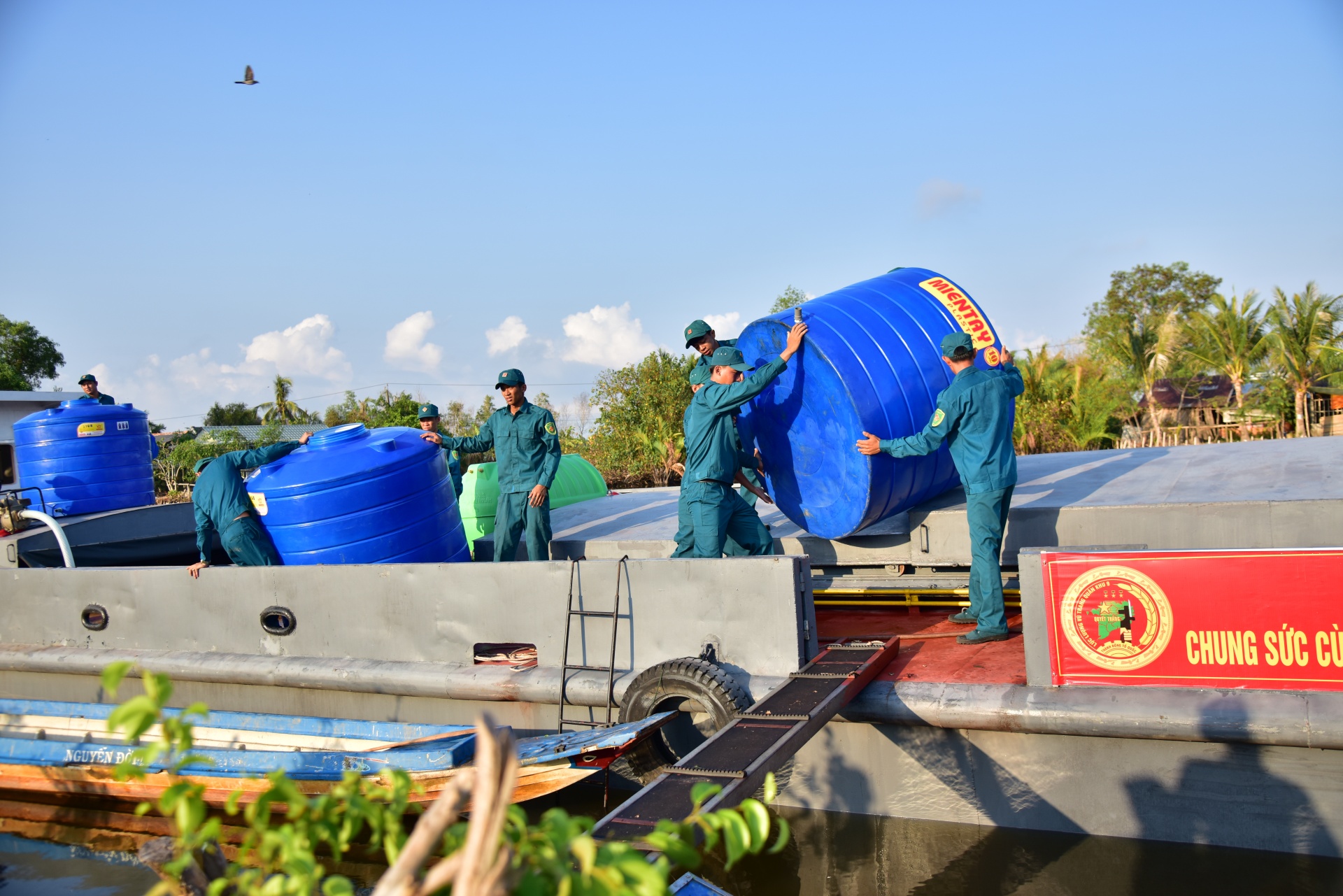 Quân khu 9 cấp 1.700m3 nước ngọt cho người dân Cà Mau