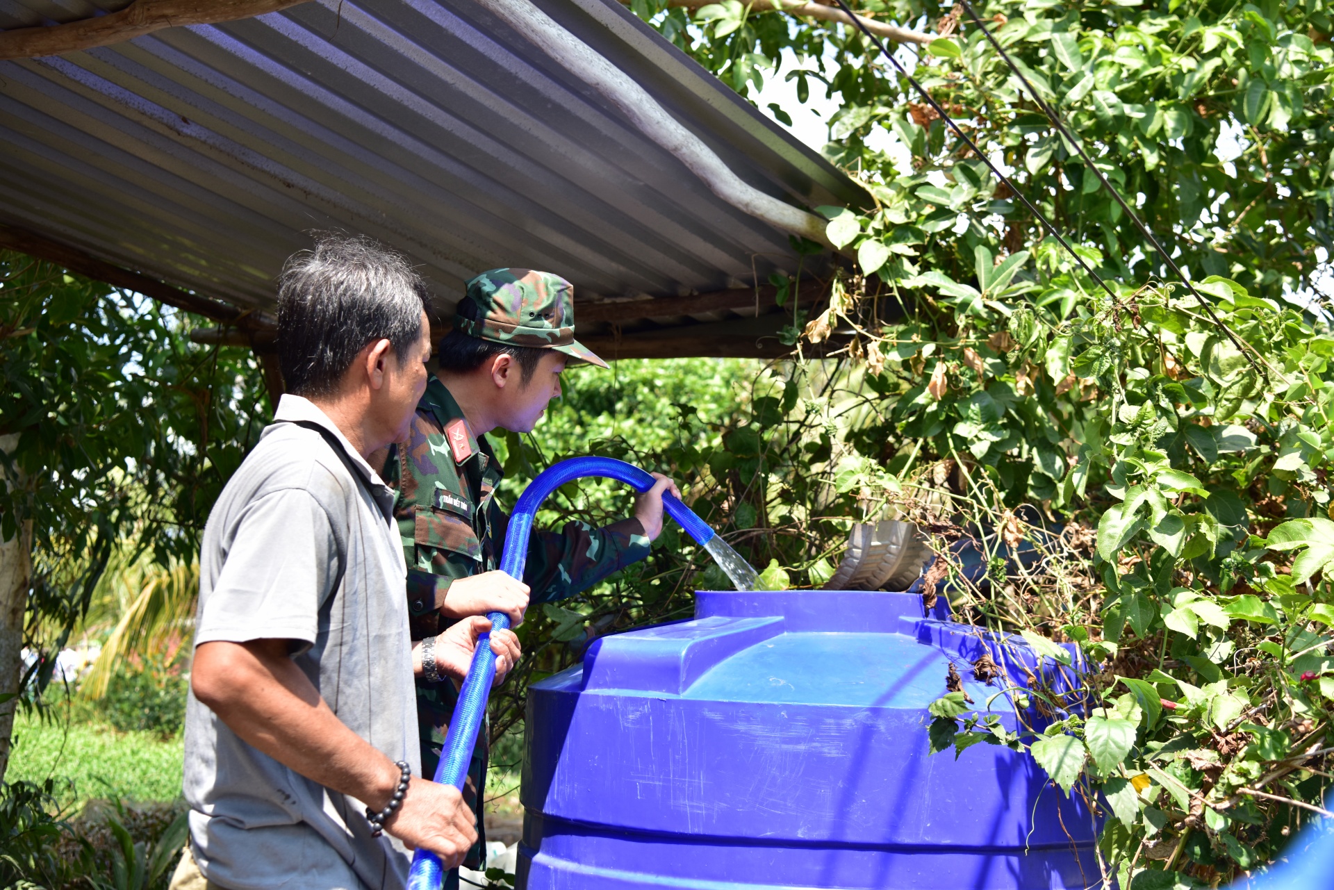 Quân khu 9 cấp 1.700m3 nước ngọt cho người dân Cà Mau