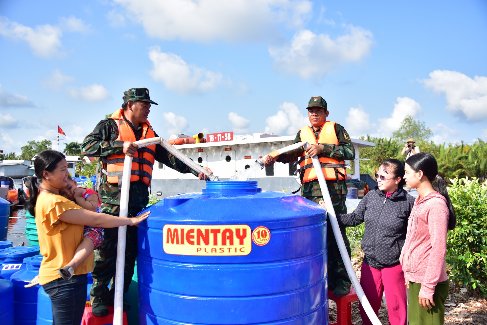 Quân khu 9 cấp 1.700m3 nước ngọt cho người dân Cà Mau