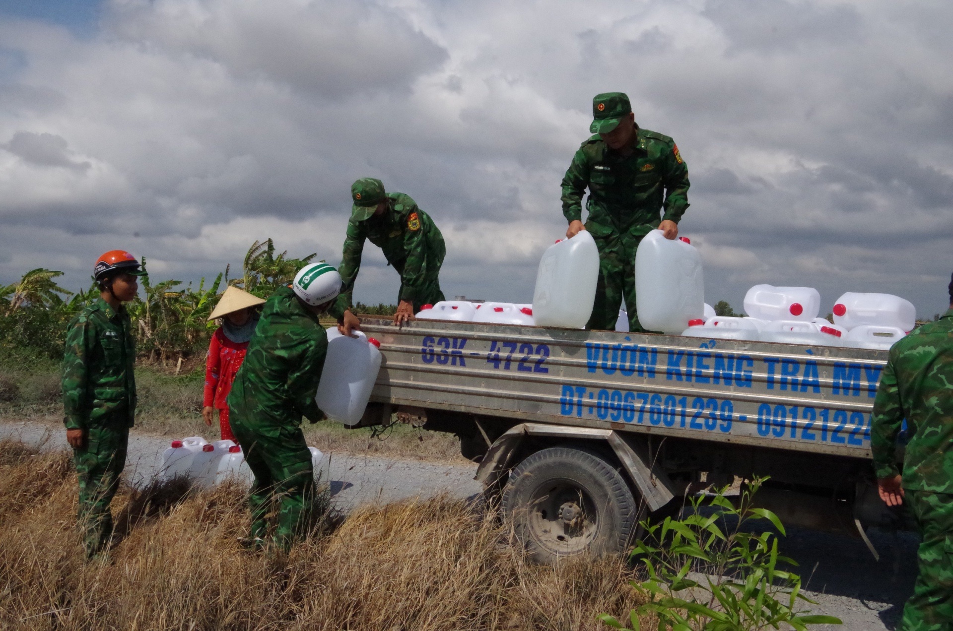Đồn Biên phòng Tân Thành (Tiền Giang) vận chuyển hơn 120 m3 nước sạch cho người dân