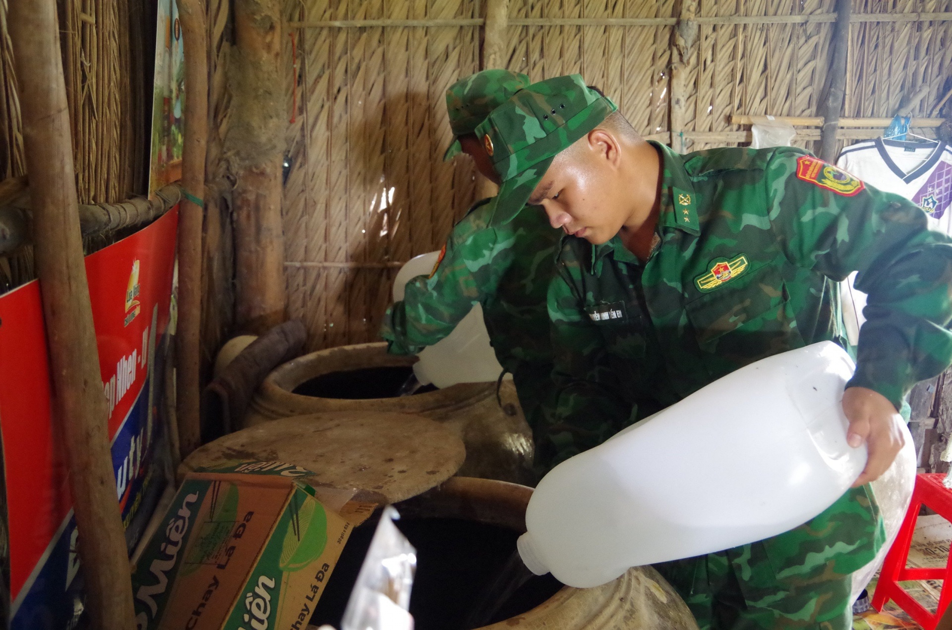 Đồn Biên phòng Tân Thành (Tiền Giang) vận chuyển hơn 120 m3 nước sạch cho người dân