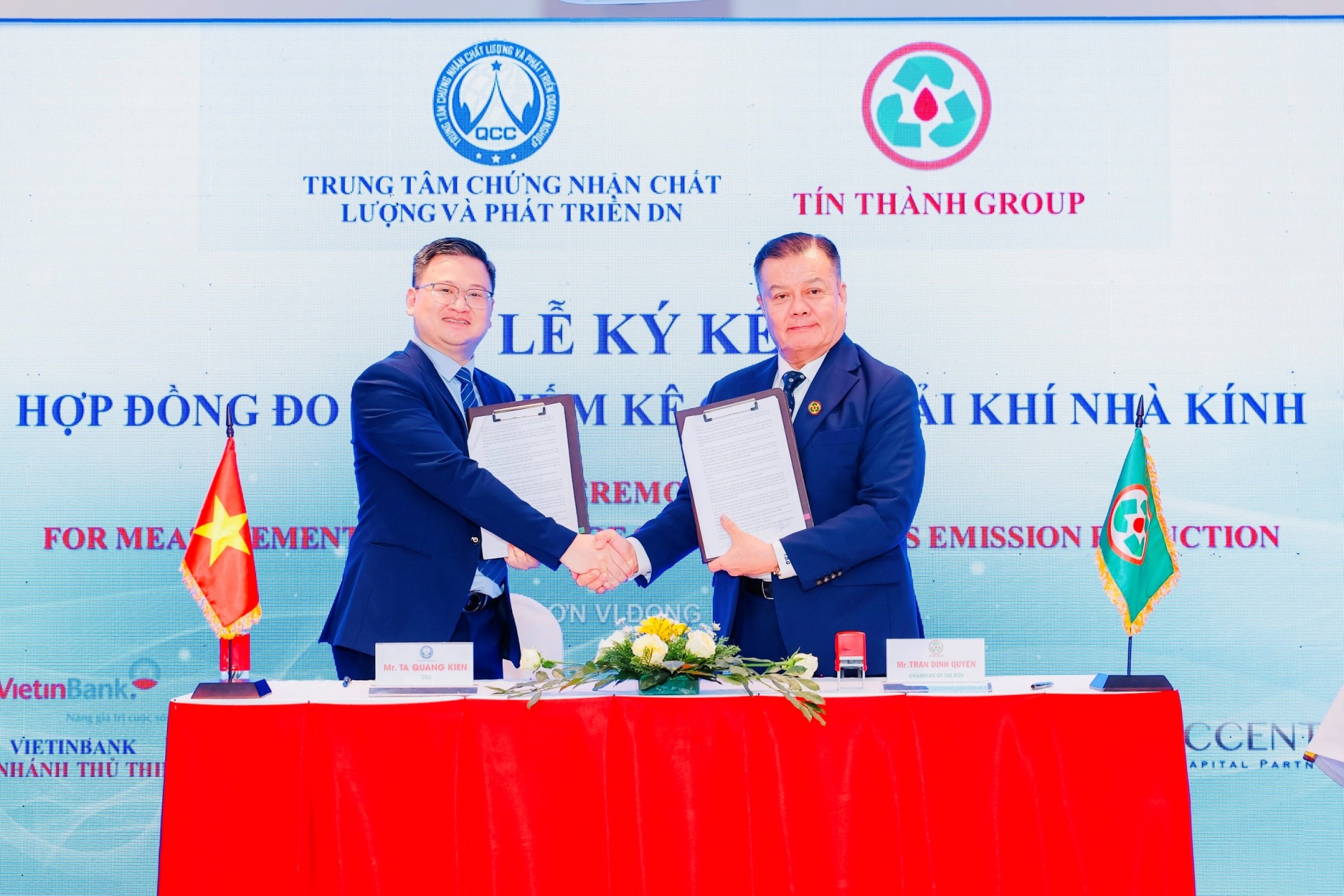 Giám đốc Trung tâm QCC Tạ Quang Kiên và Chủ tịch Tập đoàn Tín Thành Trần Đình Quyền tiến hành kí kết