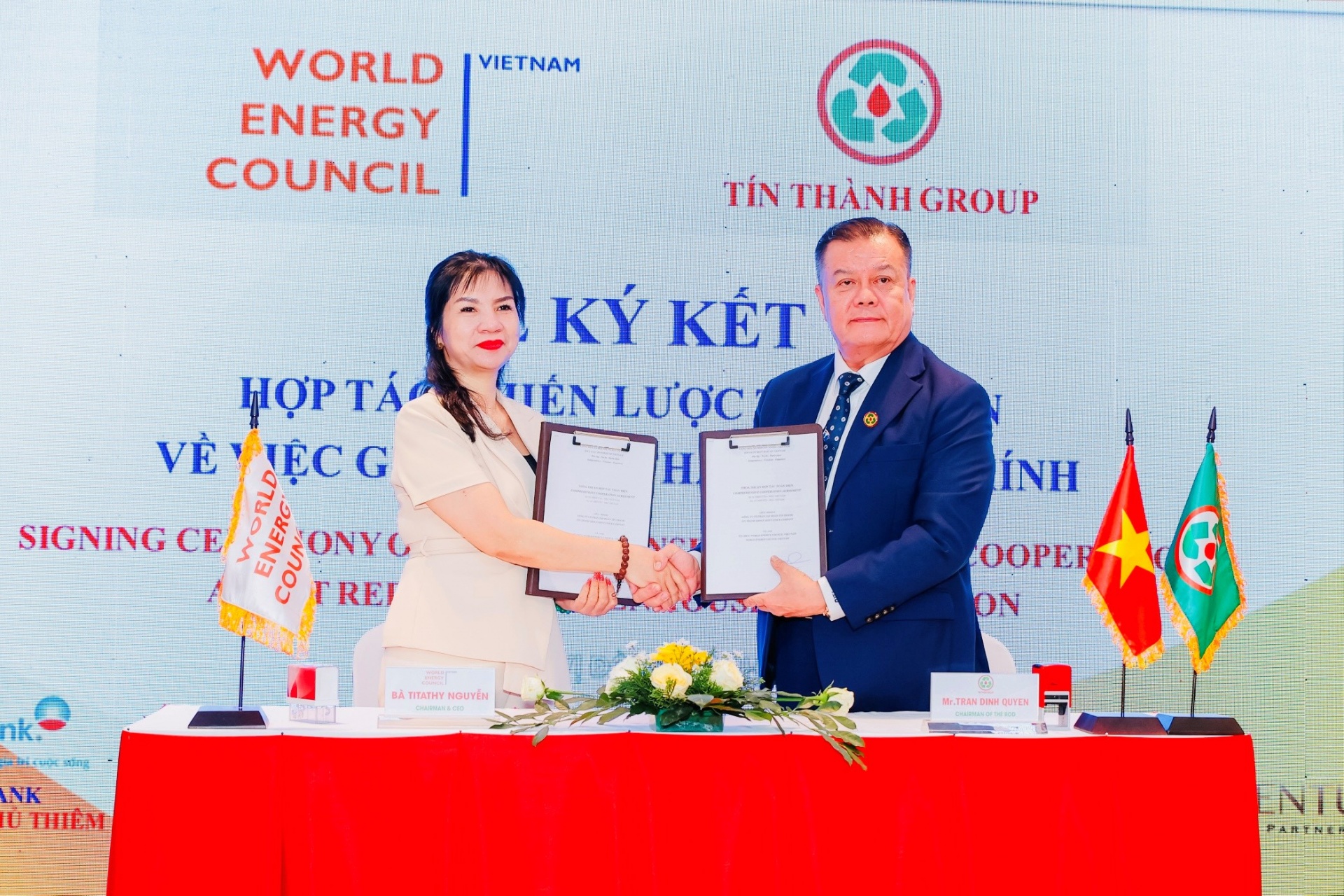 Đại diện Hội đồng Năng lượng Thế giới tại Việt Nam Nguyễn Thị Thanh Thúy và Chủ tịch Tập đoàn Tín Thành Trần Đình Quyền tiến hành kí kết
