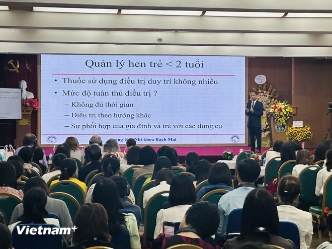 Tiến sỹ Nguyễn Thành Nam - Giám đốc Trung tâm Nhi khoa trình bày bài báo cáo khoa học về bệnh hen ở trẻ em. (Ảnh: T.G/Vietnam+) Tiến sỹ Nguyễn Thành Nam - Giám đốc Trung tâm Nhi khoa trình bày bài báo cáo khoa học về bệnh hen ở trẻ em. (Ảnh: T.G/Vietnam+)