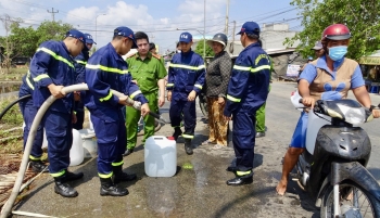 cong an nhan dan mien tay giup dan trong dot han man thieu nuoc ngot