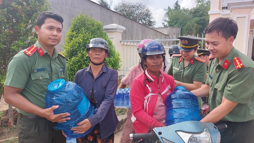Công an nhân dân miền Tây giúp dân trong đợt hạn mặn, thiếu nước ngọt
