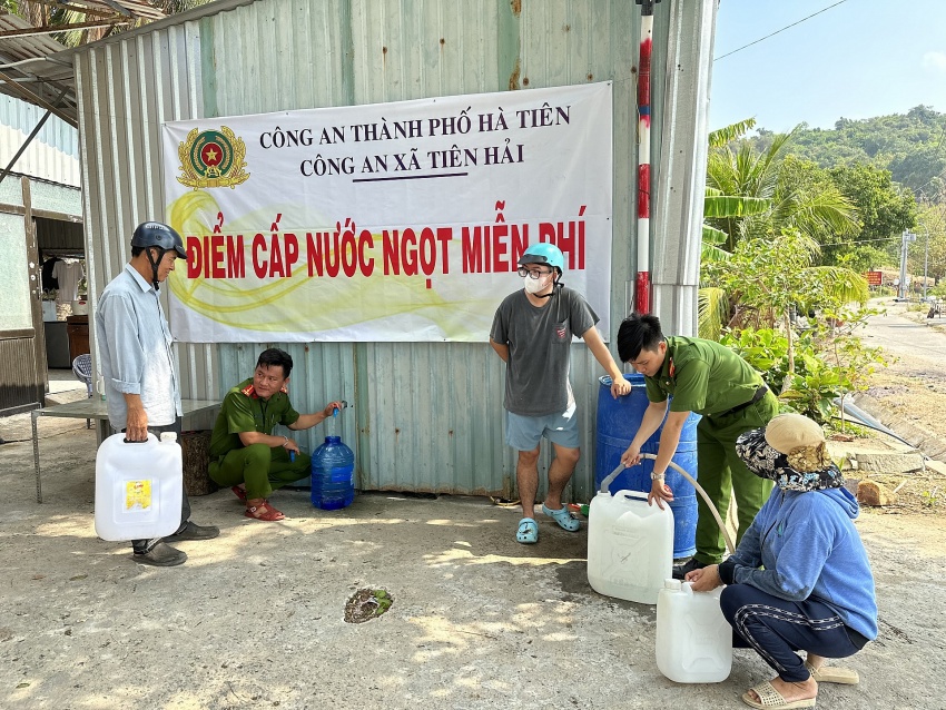 Công an nhân dân miền Tây giúp dân trong đợt hạn mặn, thiếu nước ngọt