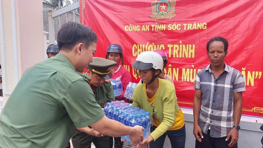 Công an nhân dân miền Tây giúp dân trong đợt hạn mặn, thiếu nước ngọt
