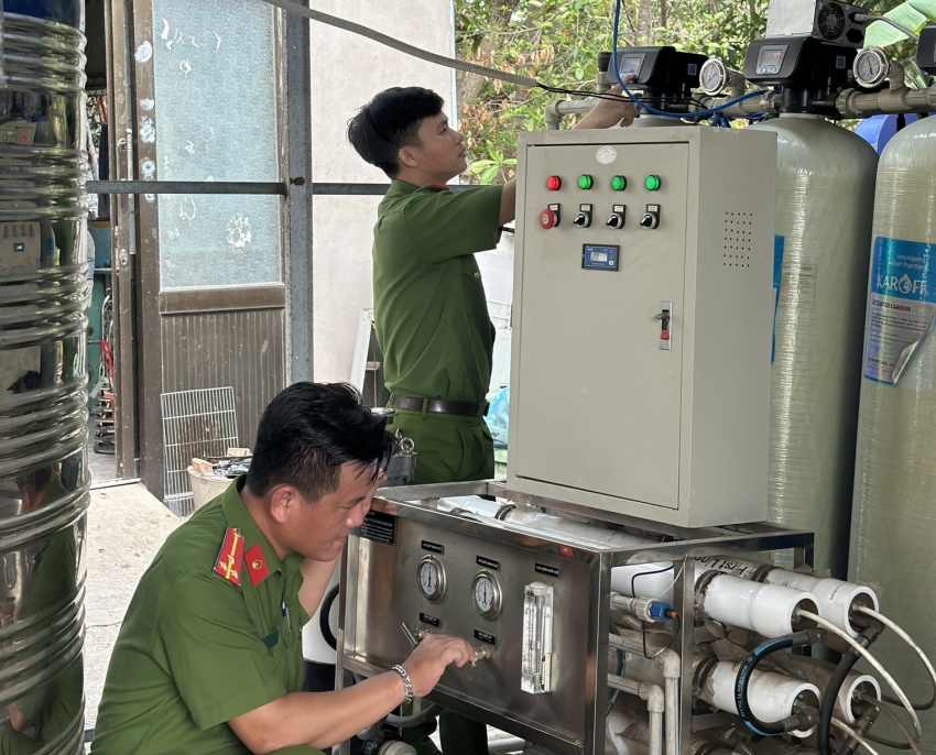 Công an nhân dân miền Tây giúp dân trong đợt hạn mặn, thiếu nước ngọt