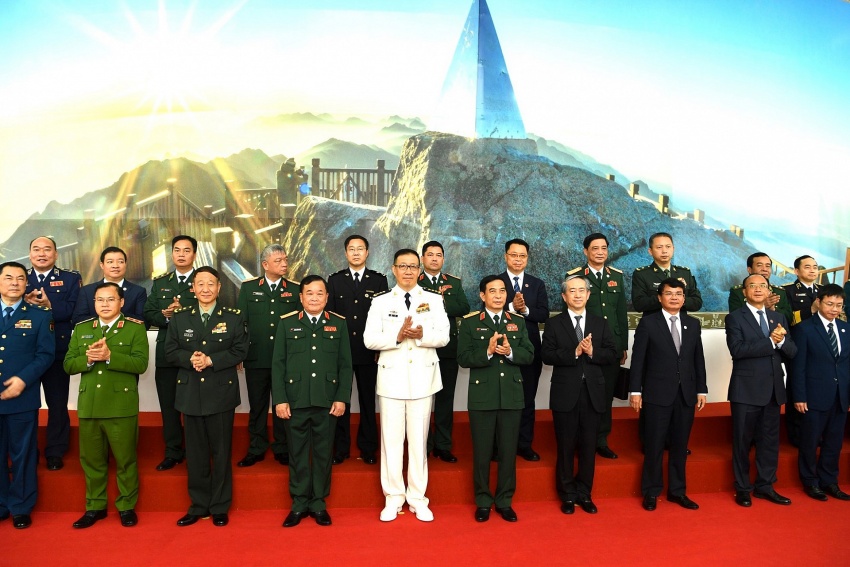 Đại diện hai đoàn đại biểu Bộ Quốc phòng Việt Nam và Bộ Quốc phòng Trung Quốc chụp ảnh lưu niệm tại Trung tâm Hội nghị tỉnh Lào Cai trước khi tiến hành hội đàm. Đại diện hai đoàn đại biểu Bộ Quốc phòng Việt Nam và Bộ Quốc phòng Trung Quốc chụp ảnh lưu niệm tại Trung tâm Hội nghị tỉnh Lào Cai trước khi tiến hành hội đàm.