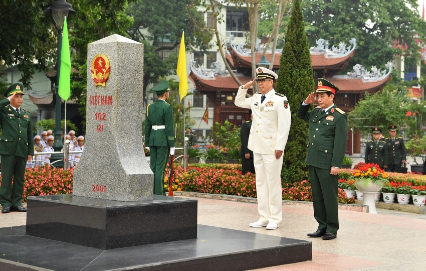 Sau lễ đón, Bộ trưởng Bộ Quốc phòng hai nước thực hiện nghi lễ chào cột mốc biên giới; trồng cây hữu nghị biên giới Việt Nam-Trung Quốc tại Cửa khẩu quốc tế Lào Cai; Bộ trưởng Phan Văn Giang tô sơn cột mốc chủ quyền 102 (2) bên phía Việt Nam. Trong ảnh: Đại tướng Phan Văn Giang, Bộ trưởng Bộ Quốc phòng Việt Nam và Thượng tướng Đổng Quân, Bộ trưởng Bộ Quốc phòng Trung Quốc thực hiện nghi lễ chào cột mốc biên giới tại Cửa khẩu quốc tế Lào Cai. Sau lễ đón, Bộ trưởng Bộ Quốc phòng hai nước thực hiện nghi lễ chào cột mốc biên giới; trồng cây hữu nghị biên giới Việt Nam-Trung Quốc tại Cửa khẩu quốc tế Lào Cai; Bộ trưởng Phan Văn Giang tô sơn cột mốc chủ quyền 102 (2) bên phía Việt Nam. Trong ảnh: Đại tướng Phan Văn Giang, Bộ trưởng Bộ Quốc phòng Việt Nam và Thượng tướng Đổng Quân, Bộ trưởng Bộ Quốc phòng Trung Quốc thực hiện nghi lễ chào cột mốc biên giới tại Cửa khẩu quốc tế Lào Cai.