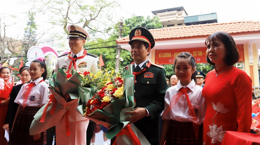 Bộ trưởng Phan Văn Giang và Bộ trưởng Đổng Quân thăm trường Tiểu học Kim Đồng (thành phố Lào Cai) Bộ trưởng Phan Văn Giang và Bộ trưởng Đổng Quân thăm trường Tiểu học Kim Đồng (thành phố Lào Cai)