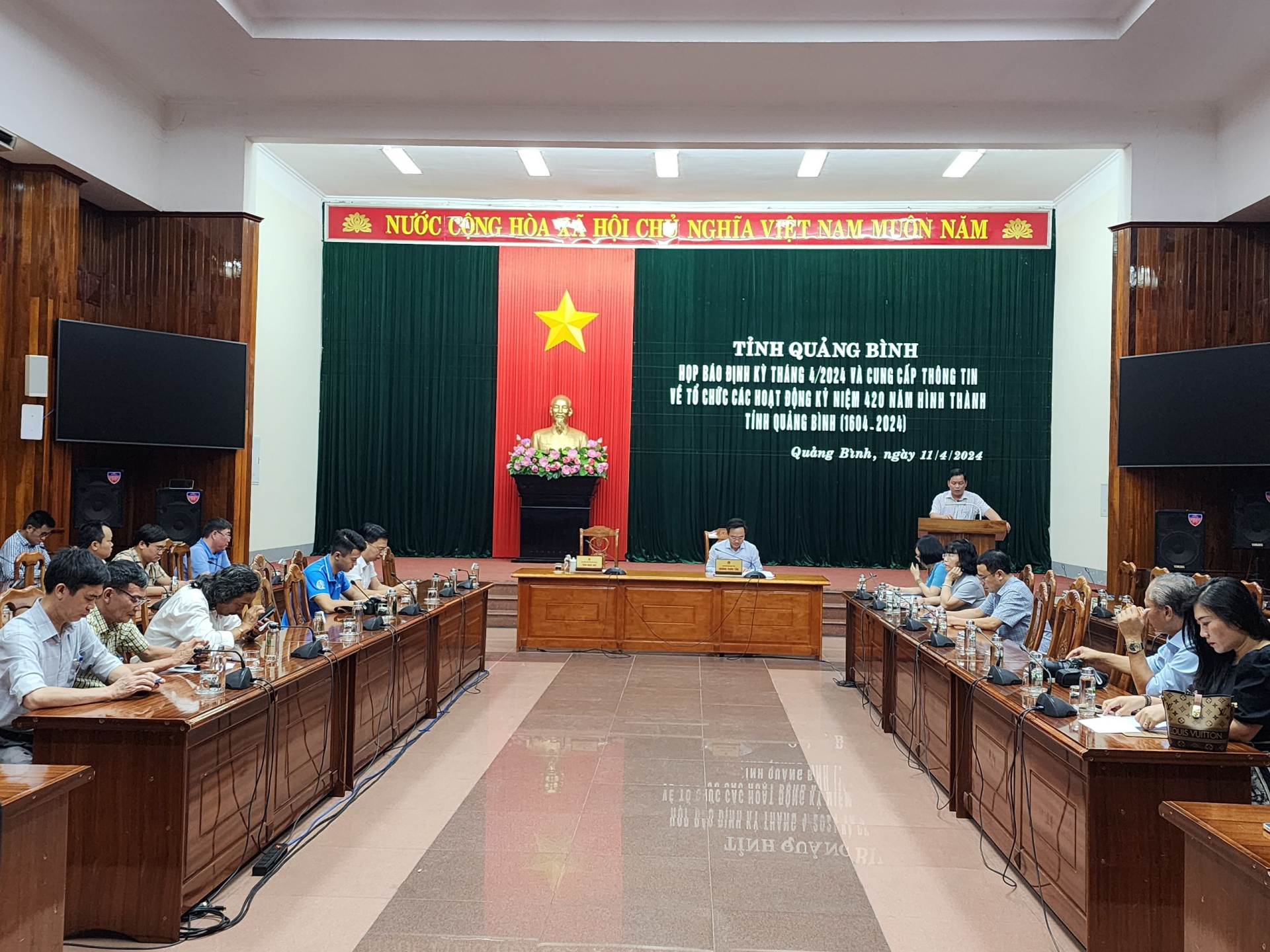 Đồng chí Trần Ngọc Ánh phó ban Tuyên giáo tĩnh uỷ thông tin về công tác chuẩn bị, triển khai các hoạt động tổ chức kỷ niệm 420 năm hình thành tỉnh Quảng Bình,