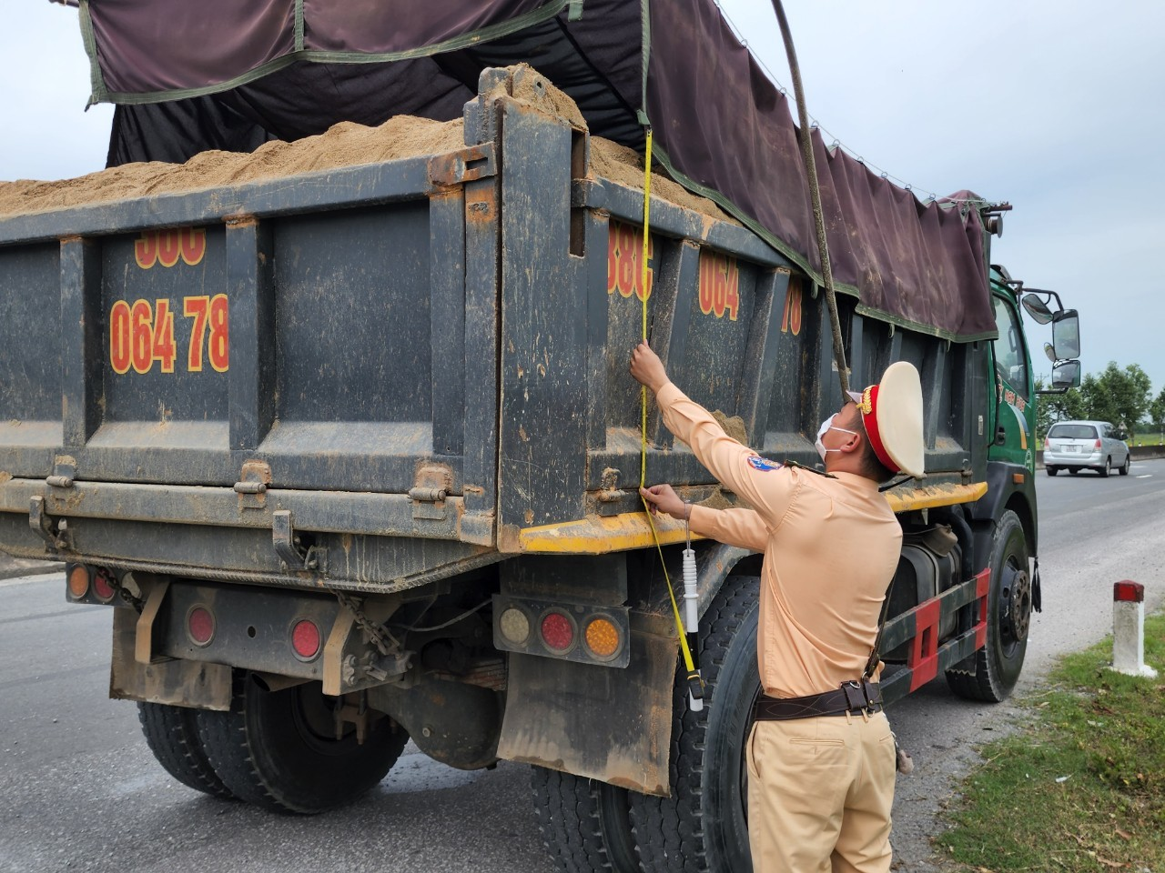 Lực lượng cảnh sát  giao thông đường QL 1A xử lý xe quá chiều cao ,quá khổ