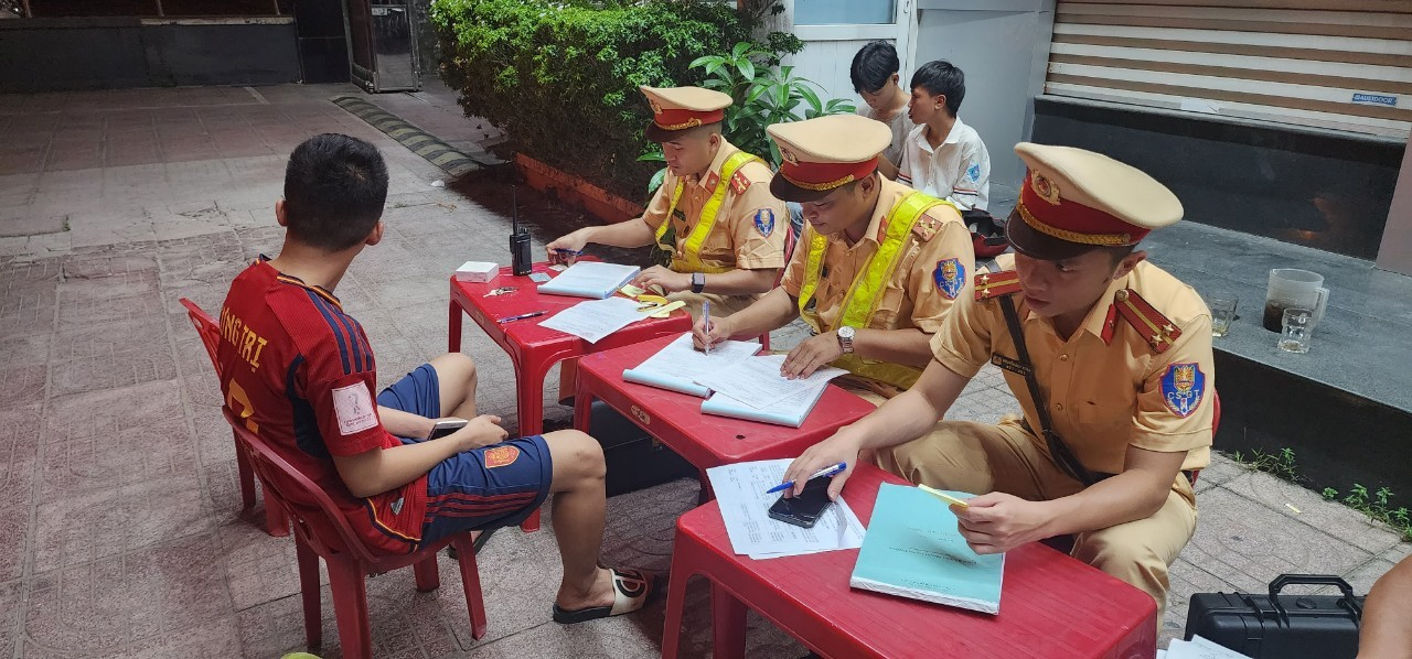 Lực lượng chức năng lập biên bản xử lý người vi phạm giao thông